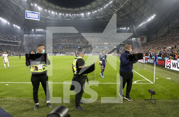 2021-10-24 - Neymar Jr of PSG is protected by security forces with shields when shooting corner kicks during the French championship Ligue 1 football match between Olympique de Marseille (OM) and Paris Saint-Germain (PSG) on October 24, 2021 at Stade Velodrome in Marseille, France - OLYMPIQUE DE MARSEILLE (OM) VS PARIS SAINT-GERMAIN (PSG) - FRENCH LIGUE 1 - SOCCER