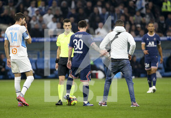 2021-10-24 - An intruder approaching Lionel Messi of PSG during the French championship Ligue 1 football match between Olympique de Marseille (OM) and Paris Saint-Germain (PSG) on October 24, 2021 at Stade Velodrome in Marseille, France - OLYMPIQUE DE MARSEILLE (OM) VS PARIS SAINT-GERMAIN (PSG) - FRENCH LIGUE 1 - SOCCER