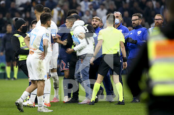 2021-10-24 - A pitch intruder is removed during the French championship Ligue 1 football match between Olympique de Marseille (OM) and Paris Saint-Germain (PSG) on October 24, 2021 at Stade Velodrome in Marseille, France - OLYMPIQUE DE MARSEILLE (OM) VS PARIS SAINT-GERMAIN (PSG) - FRENCH LIGUE 1 - SOCCER