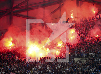 2021-10-24 - Flares, smoke during the French championship Ligue 1 football match between Olympique de Marseille (OM) and Paris Saint-Germain (PSG) on October 24, 2021 at Stade Velodrome in Marseille, France - OLYMPIQUE DE MARSEILLE (OM) VS PARIS SAINT-GERMAIN (PSG) - FRENCH LIGUE 1 - SOCCER