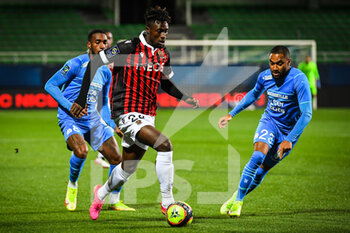 2021-10-27 - Evann GUESSAND of Nice and Jordan AMAVI of Marseille during the French championship Ligue 1 football match between OGC Nice and Olympique de Marseille on October 27, 2021 at Stade de l'Aube in Troyes, France - OGC NICE VS OLYMPIQUE DE MARSEILLE - FRENCH LIGUE 1 - SOCCER