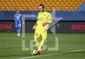2021-10-27 - Goalkeeper of Marseille Pau Lopez during the French championship Ligue 1 football match between OGC Nice (OGCN) and Olympique de Marseille (OM) on October 27, 2021 at Stade de l'Aube in Troyes, France - OGC NICE VS OLYMPIQUE DE MARSEILLE - FRENCH LIGUE 1 - SOCCER