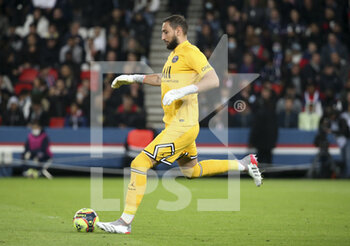 2021-10-29 - Goalkeeper of PSG Gianluigi Donnarumma during the French championship Ligue 1 football match between Paris Saint-Germain and LOSC Lille on October 29, 2021 at Parc des Princes stadium in Paris, France - PARIS SAINT-GERMAIN VS LOSC LILLE - FRENCH LIGUE 1 - SOCCER