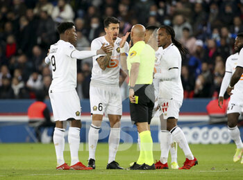 2021-10-29 - Jonathan David, Jose Fonte, Renato Sanches of Lille argue with referee Amaury Delerue during the French championship Ligue 1 football match between Paris Saint-Germain and LOSC Lille on October 29, 2021 at Parc des Princes stadium in Paris, France - PARIS SAINT-GERMAIN VS LOSC LILLE - FRENCH LIGUE 1 - SOCCER