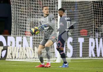 2021-10-29 - Goalkeeper of Lille Ivo Grbic, Neymar Jr of PSG during the French championship Ligue 1 football match between Paris Saint-Germain and LOSC Lille on October 29, 2021 at Parc des Princes stadium in Paris, France - PARIS SAINT-GERMAIN VS LOSC LILLE - FRENCH LIGUE 1 - SOCCER