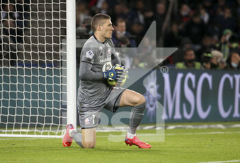 2021-10-29 - Goalkeeper of Lille Ivo Grbic during the French championship Ligue 1 football match between Paris Saint-Germain and LOSC Lille on October 29, 2021 at Parc des Princes stadium in Paris, France - PARIS SAINT-GERMAIN VS LOSC LILLE - FRENCH LIGUE 1 - SOCCER