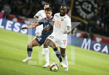 2021-10-29 - Jonathan Ikone of Lille, Juan Bernat of PSG (left) during the French championship Ligue 1 football match between Paris Saint-Germain and LOSC Lille on October 29, 2021 at Parc des Princes stadium in Paris, France - PARIS SAINT-GERMAIN VS LOSC LILLE - FRENCH LIGUE 1 - SOCCER