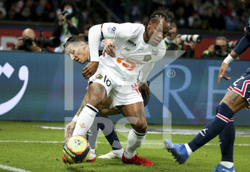 2021-10-29 - Jonathan David of Lille, Angel Di Maria of PSG (left) during the French championship Ligue 1 football match between Paris Saint-Germain and LOSC Lille on October 29, 2021 at Parc des Princes stadium in Paris, France - PARIS SAINT-GERMAIN VS LOSC LILLE - FRENCH LIGUE 1 - SOCCER