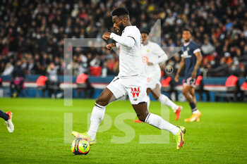 2021-10-29 - Jonathan BAMBA of Lille during the French championship Ligue 1 football match between Paris Saint-Germain and LOSC Lille on October 29, 2021 at Parc des Princes stadium in Paris, France - PARIS SAINT-GERMAIN VS LOSC LILLE - FRENCH LIGUE 1 - SOCCER