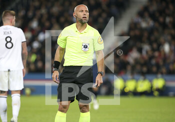 2021-10-29 - Referee Amaury Delerue during the French championship Ligue 1 football match between Paris Saint-Germain and LOSC Lille on October 29, 2021 at Parc des Princes stadium in Paris, France - PARIS SAINT-GERMAIN VS LOSC LILLE - FRENCH LIGUE 1 - SOCCER