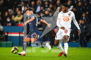 2021-10-29 - Juan BERNAT of PSG and Jonathan DAVID of Lille during the French championship Ligue 1 football match between Paris Saint-Germain and LOSC Lille on October 29, 2021 at Parc des Princes stadium in Paris, France - PARIS SAINT-GERMAIN VS LOSC LILLE - FRENCH LIGUE 1 - SOCCER