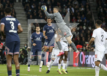 2021-10-29 - Goalkeeper of Lille Ivo Grbic, Thilo Kehrer of PSG during the French championship Ligue 1 football match between Paris Saint-Germain and LOSC Lille on October 29, 2021 at Parc des Princes stadium in Paris, France - PARIS SAINT-GERMAIN VS LOSC LILLE - FRENCH LIGUE 1 - SOCCER