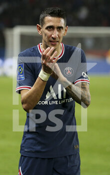 2021-10-29 - Angel Di Maria of PSG salutes the fans when he's replaced during the French championship Ligue 1 football match between Paris Saint-Germain and LOSC Lille on October 29, 2021 at Parc des Princes stadium in Paris, France - PARIS SAINT-GERMAIN VS LOSC LILLE - FRENCH LIGUE 1 - SOCCER