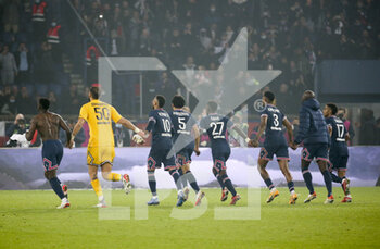 2021-10-29 - Players of PSG celebrate the victory following during the French championship Ligue 1 football match between Paris Saint-Germain and LOSC Lille on October 29, 2021 at Parc des Princes stadium in Paris, France - PARIS SAINT-GERMAIN VS LOSC LILLE - FRENCH LIGUE 1 - SOCCER