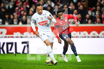 2021-11-06 - Enzo EBOSSE of Angers and Jonathan DAVID of Lille during the French championship Ligue 1 football match between LOSC Lille and SCO Angers on November 6, 2021 at Pierre Mauroy stadium in Villeneuve-d'Ascq near Lille, France - LOSC LILLE VS SCO ANGERS - FRENCH LIGUE 1 - SOCCER