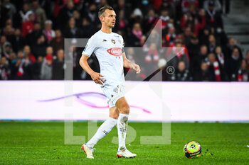 2021-11-06 - Romain THOMAS of Angers during the French championship Ligue 1 football match between LOSC Lille and SCO Angers on November 6, 2021 at Pierre Mauroy stadium in Villeneuve-d'Ascq near Lille, France - LOSC LILLE VS SCO ANGERS - FRENCH LIGUE 1 - SOCCER