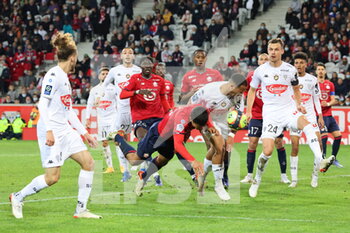 2021-11-06 - Duel Benjamin ANDRÉ 21 LOSC during the French championship Ligue 1 football match between LOSC Lille and SCO Angers on November 6, 2021 at Pierre Mauroy stadium in Villeneuve-d'Ascq near Lille, France - LOSC LILLE VS SCO ANGERS - FRENCH LIGUE 1 - SOCCER