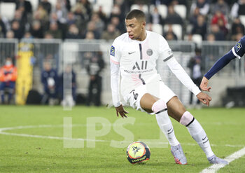 2021-11-06 - Kylian Mbappe of PSG during the French championship Ligue 1 football match between Girondins de Bordeaux and Paris Saint-Germain on November 6, 2021 at Matmut Atlantique stadium in Bordeaux, France - GIRONDINS DE BORDEAUX VS PARIS SAINT-GERMAIN - FRENCH LIGUE 1 - SOCCER