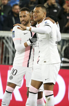 2021-11-06 - Kylian Mbappe of PSG celebrates his goal with Georginio Wijnaldum, Neymar Jr of PSG during the French championship Ligue 1 football match between Girondins de Bordeaux and Paris Saint-Germain on November 6, 2021 at Matmut Atlantique stadium in Bordeaux, France - GIRONDINS DE BORDEAUX VS PARIS SAINT-GERMAIN - FRENCH LIGUE 1 - SOCCER