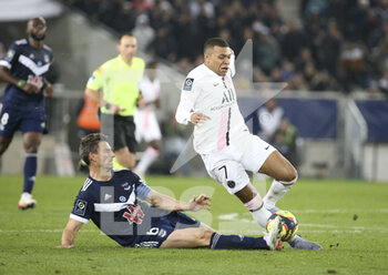 2021-11-06 - Kylian Mbappe of PSG, Laurent Koscielny of Bordeaux (left) during the French championship Ligue 1 football match between Girondins de Bordeaux and Paris Saint-Germain on November 6, 2021 at Matmut Atlantique stadium in Bordeaux, France - GIRONDINS DE BORDEAUX VS PARIS SAINT-GERMAIN - FRENCH LIGUE 1 - SOCCER