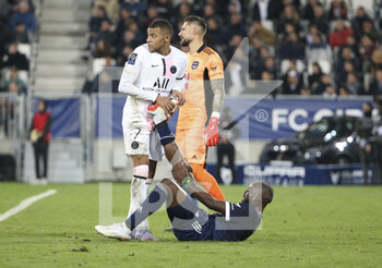 2021-11-06 - Kylian Mbappe of PSG relieves Jean Onana of Bordeaux from cramps during the French championship Ligue 1 football match between Girondins de Bordeaux and Paris Saint-Germain on November 6, 2021 at Matmut Atlantique stadium in Bordeaux, France - GIRONDINS DE BORDEAUX VS PARIS SAINT-GERMAIN - FRENCH LIGUE 1 - SOCCER