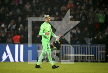2021-11-20 - Goalkeeper of PSG Keylor Navas leaves the pitch after receiving a red card during the French championship Ligue 1 football match between Paris Saint-Germain and FC Nantes on November 20, 2021 at Parc des Princes stadium in Paris, France - PARIS SAINT-GERMAIN VS FC NANTES - FRENCH LIGUE 1 - SOCCER
