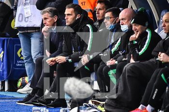 2021-11-21 - Claude PUEL of Saint Etienne and Staff of Saint Etienne during the French championship Ligue 1 football match between ESTAC Troyes and AS Saint-Etienne on November 21, 2021 at Stade de l'Aube in Troyes, France - ESTAC TROYES VS AS SAINT-ETIENNE - FRENCH LIGUE 1 - SOCCER