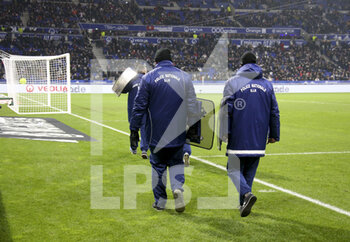 2021-11-21 - Illustration of police forces after the match was stopped after few minutes when Dimitri Payet of OM received a plastic water bottle on the head thrown from the OL kop during the French championship Ligue 1 football match between Olympique Lyonnais (OL) and Olympique de Marseille (OM) on November 21, 2021 at Groupama stadium in Decines-Charpieu near Lyon, France - OLYMPIQUE LYONNAIS (OL) VS OLYMPIQUE DE MARSEILLE (OM) - FRENCH LIGUE 1 - SOCCER