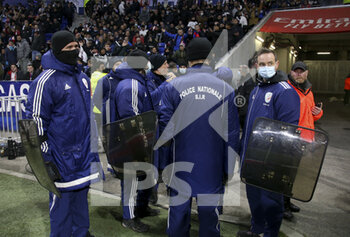 2021-11-21 - Illustration of police forces after the match was stopped after few minutes when Dimitri Payet of OM received a plastic water bottle on the head thrown from the OL kop during the French championship Ligue 1 football match between Olympique Lyonnais (OL) and Olympique de Marseille (OM) on November 21, 2021 at Groupama stadium in Decines-Charpieu near Lyon, France - OLYMPIQUE LYONNAIS (OL) VS OLYMPIQUE DE MARSEILLE (OM) - FRENCH LIGUE 1 - SOCCER