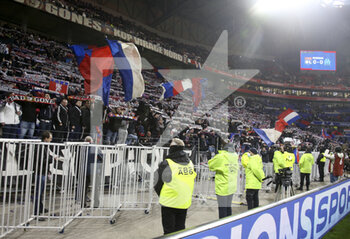 2021-11-21 - Supporters of Lyon after the match was stopped after few minutes when Dimitri Payet of OM received a plastic water bottle on the head thrown from the OL kop during the French championship Ligue 1 football match between Olympique Lyonnais (OL) and Olympique de Marseille (OM) on November 21, 2021 at Groupama stadium in Decines-Charpieu near Lyon, France - OLYMPIQUE LYONNAIS (OL) VS OLYMPIQUE DE MARSEILLE (OM) - FRENCH LIGUE 1 - SOCCER
