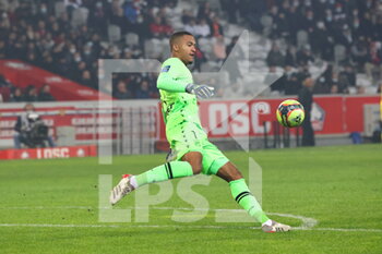 2021-11-27 - Alban LAFONT goalkeeper captain Nantes during the French championship Ligue 1 football match between LOSC Lille and FC Nantes on November 27, 2021 at Pierre Mauroy stadium in Villeneuve-d'Ascq near Lille, France - LOSC LILLE VS FC NANTES - FRENCH LIGUE 1 - SOCCER
