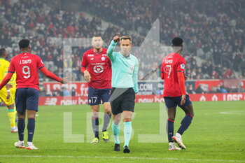 2021-11-27 - Refere Johan HAMEL during the French championship Ligue 1 football match between LOSC Lille and FC Nantes on November 27, 2021 at Pierre Mauroy stadium in Villeneuve-d'Ascq near Lille, France - LOSC LILLE VS FC NANTES - FRENCH LIGUE 1 - SOCCER