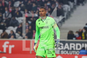 2021-11-27 - Alban LAFONT goalkeeper FC Nantes during the French championship Ligue 1 football match between LOSC Lille and FC Nantes on November 27, 2021 at Pierre Mauroy stadium in Villeneuve-d'Ascq near Lille, France - LOSC LILLE VS FC NANTES - FRENCH LIGUE 1 - SOCCER