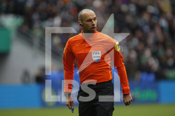 2021-11-28 - Referee Jerome BRISARD during the French championship Ligue 1 football match between AS Saint-Etienne and Paris Saint-Germain on November 28, 2021 at Geoffroy Guichard stadium in Saint-Etienne, France - AS SAINT-ETIENNE (ASSE) VS PARIS SAINT-GERMAIN (PSG) - FRENCH LIGUE 1 - SOCCER