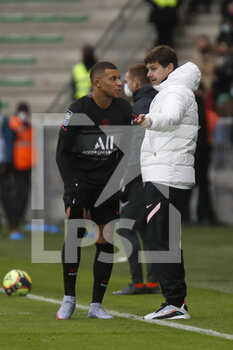 2021-11-28 - Kylian MBAPPE of Paris and Mauricio POCHETTINO coach of Paris during the French championship Ligue 1 football match between AS Saint-Etienne and Paris Saint-Germain on November 28, 2021 at Geoffroy Guichard stadium in Saint-Etienne, France - AS SAINT-ETIENNE (ASSE) VS PARIS SAINT-GERMAIN (PSG) - FRENCH LIGUE 1 - SOCCER