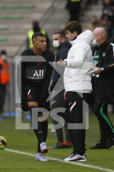 2021-11-28 - Kylian MBAPPE of Paris and Mauricio POCHETTINO coach of Paris during the French championship Ligue 1 football match between AS Saint-Etienne and Paris Saint-Germain on November 28, 2021 at Geoffroy Guichard stadium in Saint-Etienne, France - AS SAINT-ETIENNE (ASSE) VS PARIS SAINT-GERMAIN (PSG) - FRENCH LIGUE 1 - SOCCER
