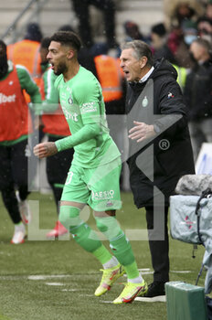 2021-11-28 - Denis Bouanga of Saint-Etienne celebrates his goal with coach of AS Saint-Etienne Claude Puel during the French championship Ligue 1 football match between AS Saint-Etienne (ASSE) and Paris Saint-Germain (PSG) on November 28, 2021 at Stade Geoffroy Guichard in Saint-Etienne, France - AS SAINT-ETIENNE (ASSE) VS PARIS SAINT-GERMAIN (PSG) - FRENCH LIGUE 1 - SOCCER