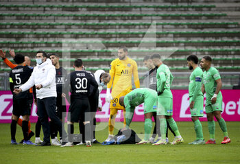 2021-11-28 - Injured to the ankle, Neymar Jr of PSG has to leave the pitch on a stretcher during the French championship Ligue 1 football match between AS Saint-Etienne (ASSE) and Paris Saint-Germain (PSG) on November 28, 2021 at Stade Geoffroy Guichard in Saint-Etienne, France - AS SAINT-ETIENNE (ASSE) VS PARIS SAINT-GERMAIN (PSG) - FRENCH LIGUE 1 - SOCCER