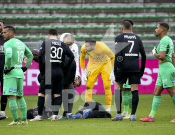 2021-11-28 - Injured to the ankle, Neymar Jr of PSG has to leave the pitch on a stretcher during the French championship Ligue 1 football match between AS Saint-Etienne (ASSE) and Paris Saint-Germain (PSG) on November 28, 2021 at Stade Geoffroy Guichard in Saint-Etienne, France - AS SAINT-ETIENNE (ASSE) VS PARIS SAINT-GERMAIN (PSG) - FRENCH LIGUE 1 - SOCCER