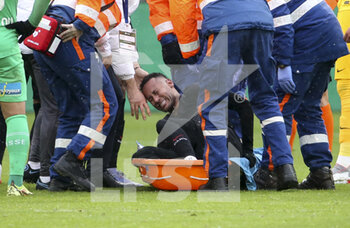 2021-11-28 - Injured on the ankle, Neymar Jr of PSG has to leave the pitch on a stretcher during the French championship Ligue 1 football match between AS Saint-Etienne (ASSE) and Paris Saint-Germain (PSG) on November 28, 2021 at Stade Geoffroy Guichard in Saint-Etienne, France - AS SAINT-ETIENNE (ASSE) VS PARIS SAINT-GERMAIN (PSG) - FRENCH LIGUE 1 - SOCCER