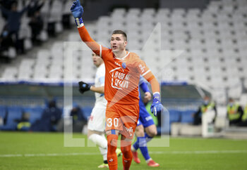 2021-11-28 - Goalkeeper of Troyes Gauthier Gallon during the French championship Ligue 1 football match between Olympique de Marseille and ESTAC Troyes on November 28, 2021 at Orange Velodrome stadium in Marseille, France - OLYMPIQUE DE MARSEILLE VS ESTAC TROYES - FRENCH LIGUE 1 - SOCCER