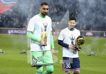 2021-12-01 - Goalkeeper of PSG Gianluigi Donnarumma with his Yachine Trophy and Lionel Messi of PSG with his 7th Ballon d'Or are honored before the French championship Ligue 1 football match between Paris Saint-Germain (PSG) and OGC Nice (OGCN) on December 1, 2021 at Parc des Princes stadium in Paris, France - PARIS SAINT-GERMAIN VS OGC NICE - FRENCH LIGUE 1 - SOCCER