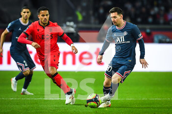 2021-12-01 - Justin KLUIVERT of Nice and Lionel (Leo) MESSI of PSG during the French championship Ligue 1 football match between Paris Saint-Germain and OGC Nice on December 1, 2021 at Parc des Princes stadium in Paris, France - PARIS SAINT-GERMAIN VS OGC NICE - FRENCH LIGUE 1 - SOCCER