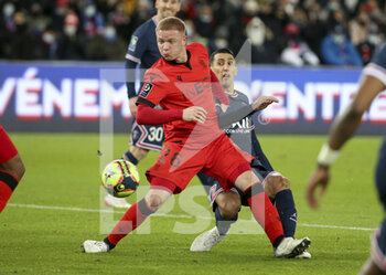 2021-12-01 - Angel Di Maria of PSG, Melvin Bard of Nice (left) during the French championship Ligue 1 football match between Paris Saint-Germain (PSG) and OGC Nice (OGCN) on December 1, 2021 at Parc des Princes stadium in Paris, France - PARIS SAINT-GERMAIN VS OGC NICE - FRENCH LIGUE 1 - SOCCER