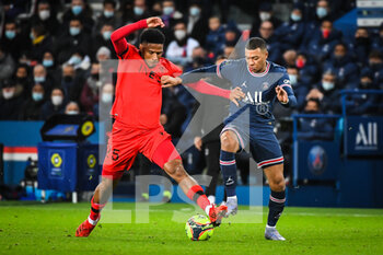 2021-12-01 - Jean-Clair TOBIDO of Nice and Kylian MBAPPE of PSG during the French championship Ligue 1 football match between Paris Saint-Germain and OGC Nice on December 1, 2021 at Parc des Princes stadium in Paris, France - PARIS SAINT-GERMAIN VS OGC NICE - FRENCH LIGUE 1 - SOCCER