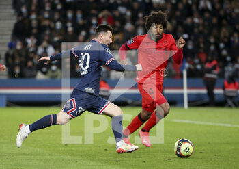 2021-12-01 - Lionel Messi of PSG, Bonfim Dante of Nice during the French championship Ligue 1 football match between Paris Saint-Germain (PSG) and OGC Nice (OGCN) on December 1, 2021 at Parc des Princes stadium in Paris, France - PARIS SAINT-GERMAIN VS OGC NICE - FRENCH LIGUE 1 - SOCCER