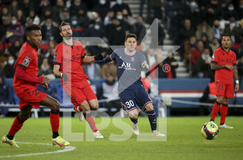 2021-12-01 - Lionel Messi of PSG, Morgan Schneiderlin of Nice (left) during the French championship Ligue 1 football match between Paris Saint-Germain (PSG) and OGC Nice (OGCN) on December 1, 2021 at Parc des Princes stadium in Paris, France - PARIS SAINT-GERMAIN VS OGC NICE - FRENCH LIGUE 1 - SOCCER
