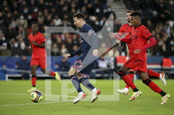 2021-12-01 - Lionel Messi of PSG, Hicham Boudaoui of Nice during the French championship Ligue 1 football match between Paris Saint-Germain (PSG) and OGC Nice (OGCN) on December 1, 2021 at Parc des Princes stadium in Paris, France - PARIS SAINT-GERMAIN VS OGC NICE - FRENCH LIGUE 1 - SOCCER