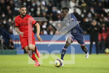 2021-12-01 - Idrissa Gueye Gana of PSG, Andy Delort of Nice (left) during the French championship Ligue 1 football match between Paris Saint-Germain (PSG) and OGC Nice (OGCN) on December 1, 2021 at Parc des Princes stadium in Paris, France - PARIS SAINT-GERMAIN VS OGC NICE - FRENCH LIGUE 1 - SOCCER
