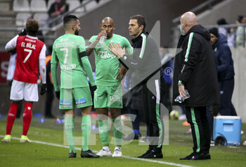 2021-12-11 - Coach of AS Saint-Etienne Julien Sable talks to Ryad Boudebouz and Gabriel Silva of Saint-Etienne during the French championship Ligue 1 football match between Stade de Reims and AS Saint-Etienne (ASSE) on December 11, 2021 at Stade Auguste Delaune in Reims, France - STADE DE REIMS VS AS SAINT-ETIENNE (ASSE) - FRENCH LIGUE 1 - SOCCER
